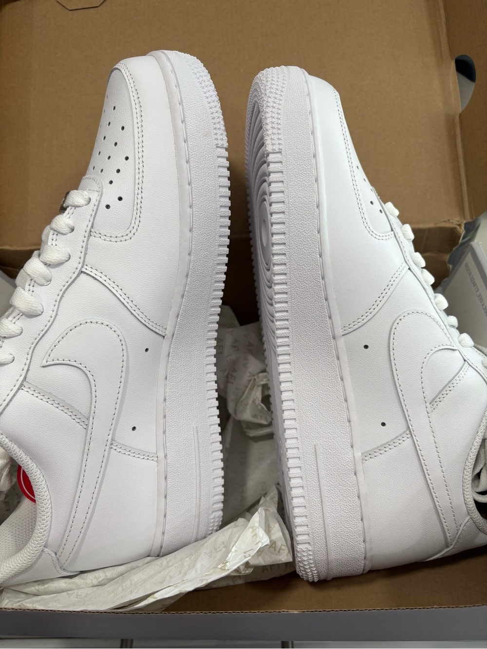 Nike White Leather Low-Top Sneakers BNWT size 8 AT-7/52 - Picture 5 of 8
